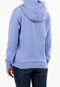 Hoodie di un leggero lavanda realizzato in tessuto morbido, con cappuccio e polsini a coste. Design semplice senza motivi visibili o dettagli in metallo.