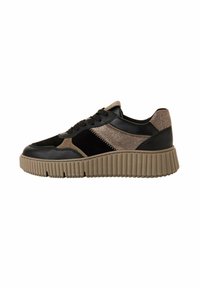 Svarta och bruna sneakers med tjock ribbad sula, snörning framtill och blandade texturer av mocka och läder, sedd från utsidan.