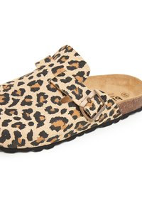 Sabot à imprimé léopard avec une semelle en liège, présentant un schéma de couleurs beige et noir, une boucle en métal réglable et une tige texturée.