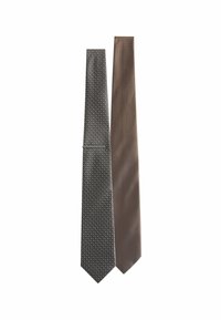 Deux cravates : l'une est à motifs gris avec de petits pois, et l'autre est une cravate marron uni avec une texture à carreaux subtile. Les deux ont des extrémités effilées.