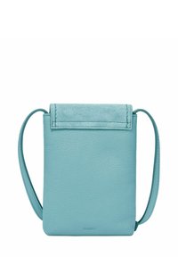 Sac bandoulière en cuir bleu clair avec un rabat en daim texturé, forme rectangulaire fine, sangle réglable et logo estampillé en bas.