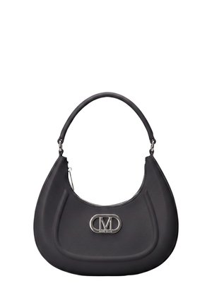 Sac à main noir en forme de croissant avec une bandoulière courbée unique et une plaque ovale argentée portant le logo Marc Ellis au centre devant.