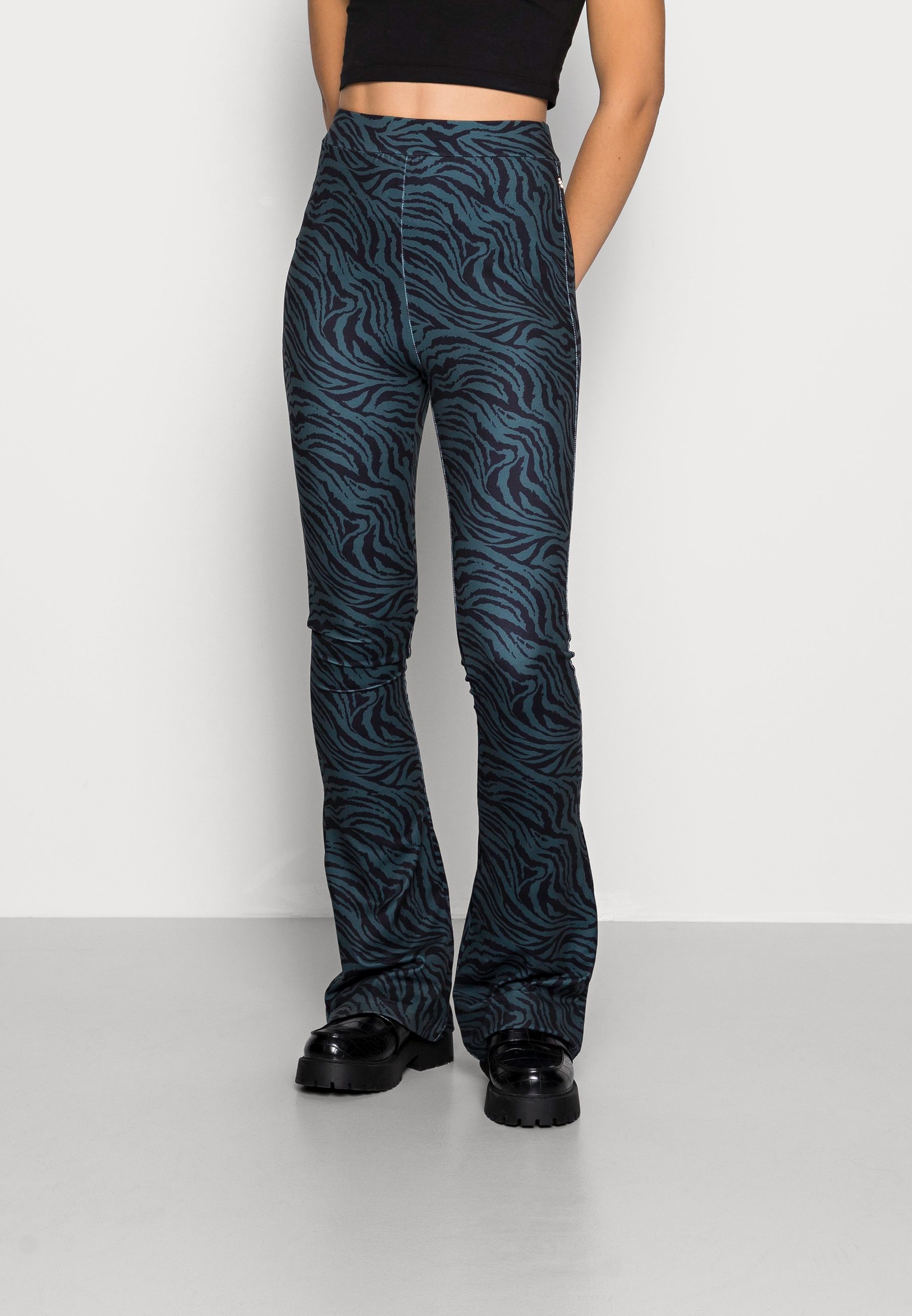 Colourful Rebel ZEBRA PEACHED FLARE WOMEN - Broek - dark green/Groen -  Zalando.nl