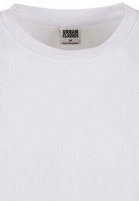 Tricou alb din bumbac cu o decolteu rotund, textură netedă și o etichetă cu inscripția "Urban Classics" în centrul gulerului.