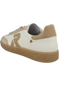Vit och beige sneaker med överdel i mocka och läder, rund tå, platt gummisula samt logotypdetalj på sidan och hälen.