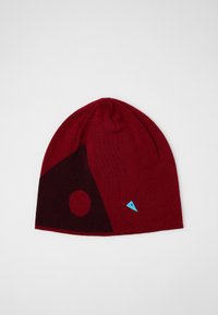 Gorro de punto rojo con patrones geométricos en tonos de rojo oscuro y negro, con pequeños acentos en forma de triángulo y círculo azul. Textura suave.