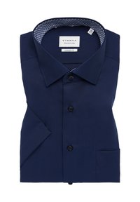 Camicia blu navy a maniche corte con colletto a punta, dotata di bottoni neri e un colletto interno a motivo. Il tessuto è liscio con una vestibilità sartoriale.