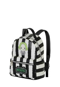 Mochila a rayas blancas y negras con un diseño de personaje, que presenta una figura de cartoon, cierre de cremallera y correas ajustables.
