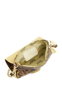 Leopardenmuster-Clutch mit einer goldenen Kettenriemen und einem gelben Innenraum. Enthält ein Markenlabel innen, das eine Mischung aus Texturen zeigt.