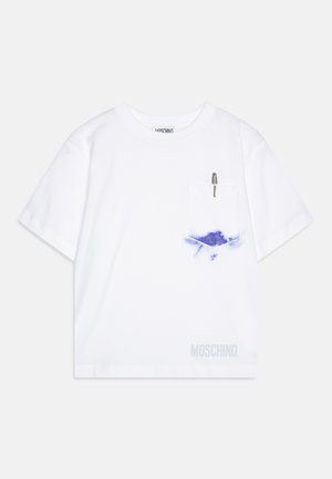 Camiseta de algodón blanca con un bolsillo frontal que presenta un diseño en forma de tinta azul y un detalle de bolígrafo plateado. Nombre de la marca "Moschino" impreso cerca del dobladillo.