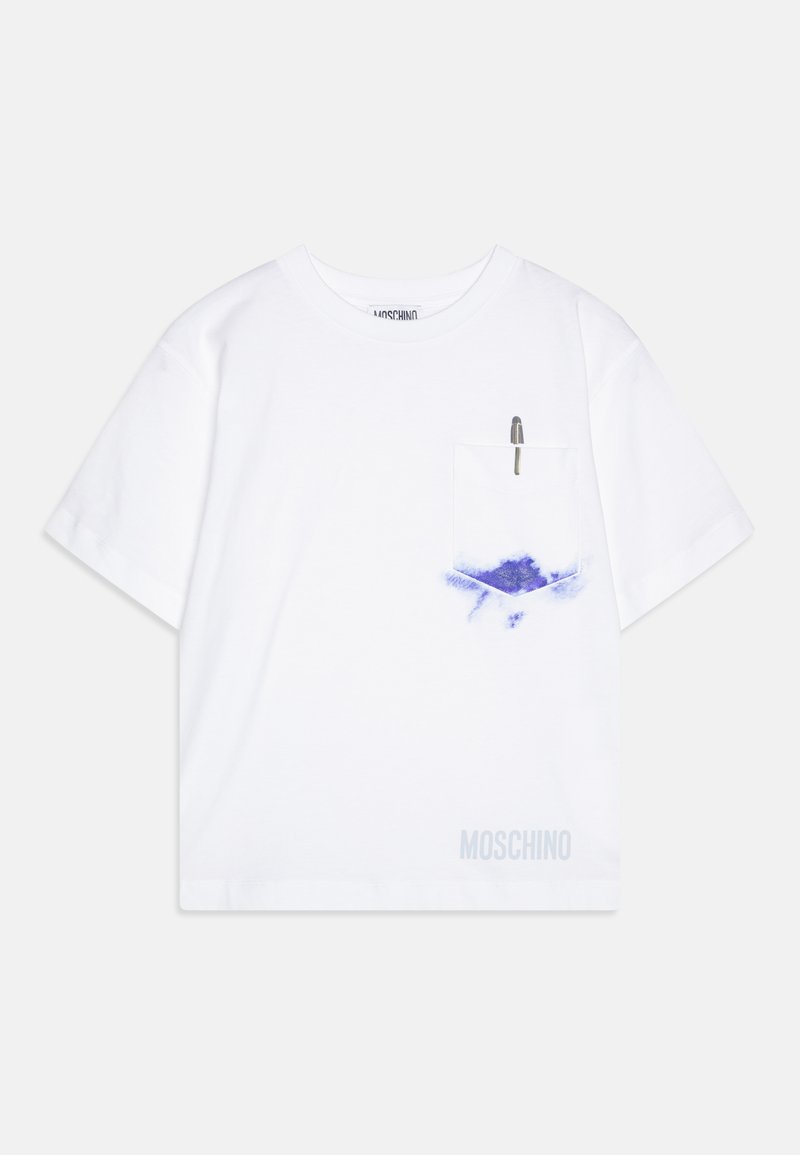 Camiseta de algodón blanca con un bolsillo frontal que presenta un diseño en forma de tinta azul y un detalle de bolígrafo plateado. Nombre de la marca "Moschino" impreso cerca del dobladillo.