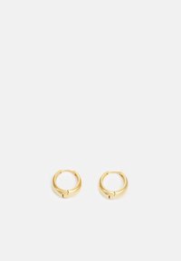 Orecchini a cerchio in oro con una finitura liscia, forma circolare e un leggero spazio alla chiusura per una facile indossabilità. Design semplice e minimalista.