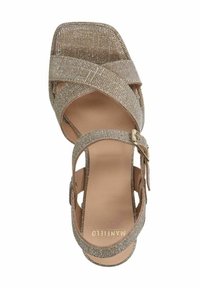 Strappy sandalen met een chunky, vierkante neus, voorzien van een sprankelende, metallic stof in goudtinten, met een zijgesp en een open ontwerp.