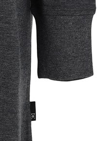 Graues Baumwollhemd mit langen Ärmeln, mit geripptem Bündchen und Seitennähten. Enthält ein kleines schwarzes Stoffetikett nahe dem Saum.