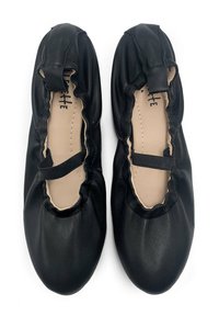 Pantofole ballet in pelle nera con aperture elasticizzate, texture liscia e design semplice. Presentano dettagli in nastro grosgrain sulla parte superiore.