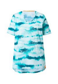 Camiseta de cuello en V fabricada en una tela ligera con un patrón de tie-dye azul y un gráfico de peces blancos. Mangas cortas y diseño de dobladillo curvado.