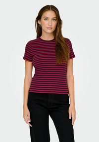 Rød og marineblå stribet kortærmet t-shirt med rund halsudskæring, ribbet tekstur og tætsiddende silhuet, parret med sorte jeans.
