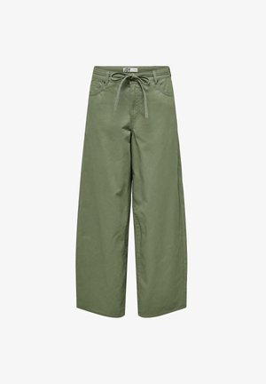 Zaļas kokvilnas bikses ar platām kājām, ar pielāgojamu jostasvietu, divām sānu kabatām un gludu tekstūru. Iezīmē minimālu šuvju skaitu un taisnu griezumu.