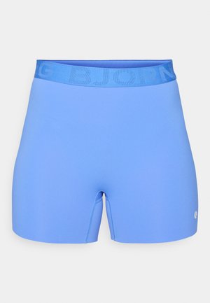 Shorts de sport bleus en tissu lisse, avec une large ceinture en satin portant des lettres en relief et un petit logo sur le côté.