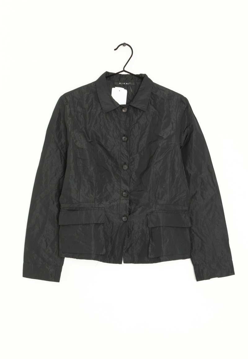 Veste noire courte en tissu froissé, avec un col, une fermeture à boutons à l'avant et deux poches avant. Texture lisse avec un aspect léger.