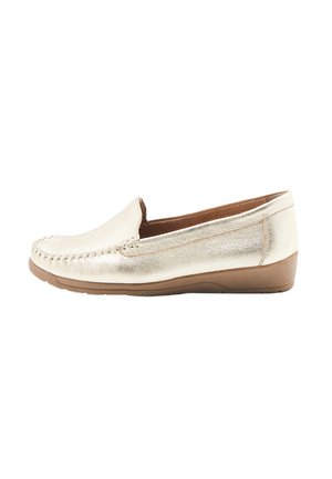 Scarpa slip-on in oro metallico con punta cucita, texture liscia e suola in gomma marrone chiaro. Design classico da mocassino.