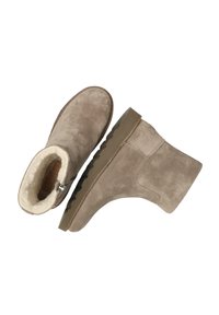 Botas de invierno de ante topo con forro de piel de oveja, cremallera lateral y suela de goma gruesa, en ángulo para mostrar vistas superior y lateral.