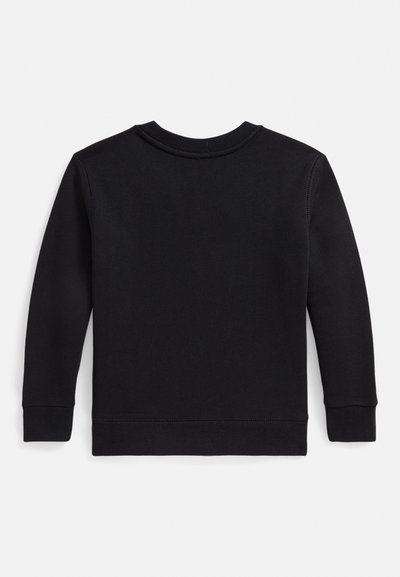 Svart genser med rund hals, lange ermer og ribbestrikkede mansjetter. Jevn tekstur uten synlige mønstre eller metallpynt.