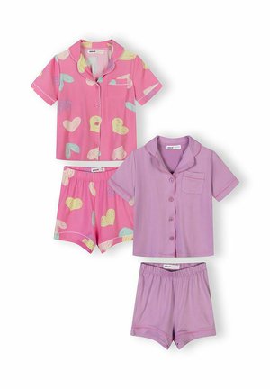 Deux ensembles de pyjama à manches courtes avec des shorts ; un rose avec des motifs de cœurs multicolores, l'autre lavande uni avec des détails de couture roses.
