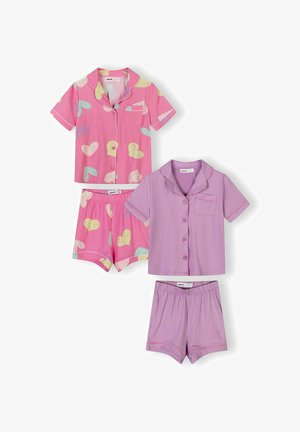 Kaks lühikeste varrukatega nööpidega pidžaamasetti koos lühikestega; üks roosa mitmevärviliste südame-mustritega, teine ühtlase lavendlivärvi ja roosade õmbluse detailidega.