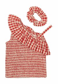 Top de tirantes a rayas rojas y blancas con hombros con volantes, textura fruncida y scrunchie a juego. Tejido ligero con tirante ajustable.