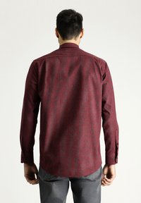Camisa de manga larga en burdeos con finas rayas verticales azules. Presenta un cuello estándar y puños abotonados. Textura de tela suave.