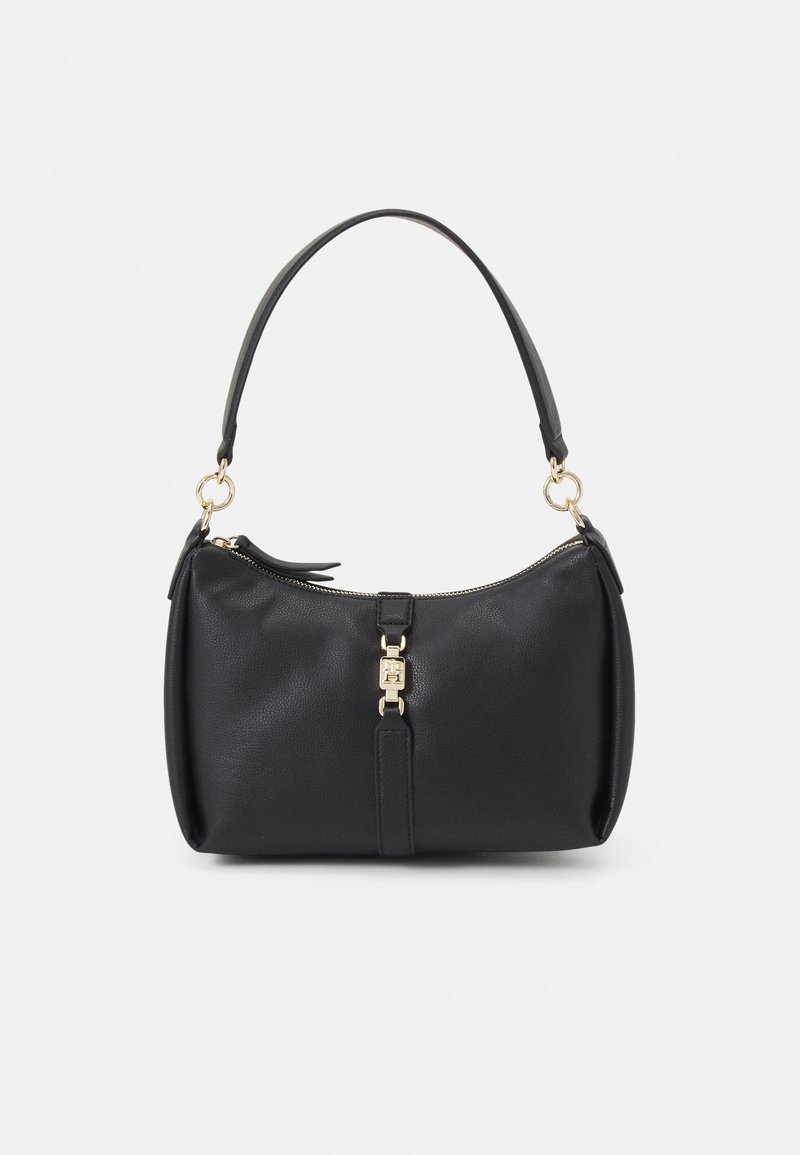 Sac à main en cuir noir avec une bandoulière simple, une quincaillerie dorée et une boucle décorative centrale, sur un fond blanc uni.