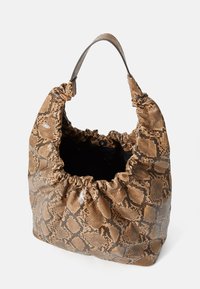 Braune Schlangenhaut-Handtasche mit strukturierter Oberfläche, gerafftem oberen Teil und einem stabilen Tragegurt. Das Innere ist dunkel, mit einem kreisförmigen Boden und sanften Kanten.