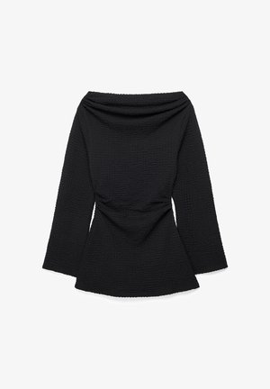 Juodas tekstūruotas ilgomis rankovėmis viršus su nuo pečių nukritusia iškirpte ir aptempta liemeniu, šiek tiek platėjantis ties klubais.