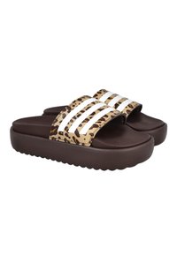 Sandalias de plataforma marrones con tira de estampado de leopardo, que presentan tres rayas blancas. Material blando de goma con suela texturizada para un mejor agarre.