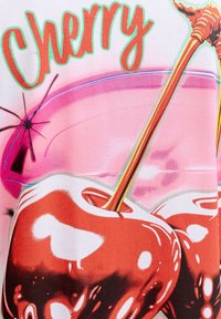 Δύο γυαλιστερές κόκκινες κεράσιες με μακριά κοτσάνια σε ροζ φόντο, με τη λέξη «Κεράσι» σε μεγάλους κόκκινους χαρακτήρες από πάνω.