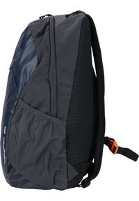 Harmaa reppu, jossa on sileä, kiiltävä paneeli ja teksturoitu verkkokangas. Varustettu säädettävillä hihnoilla ja erottuvalla oranssilla soljella. Sivutaskut näkyvissä.