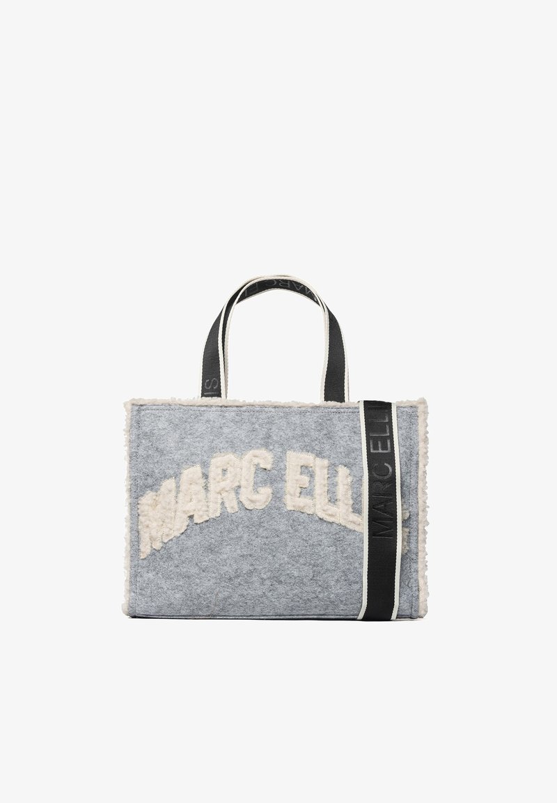 Grijze vilten draagtas met crème accenten, voorzien van "MARCE LL" borduursel. Twee zwarte handvatten en een gestructureerde rechthoekige vorm.