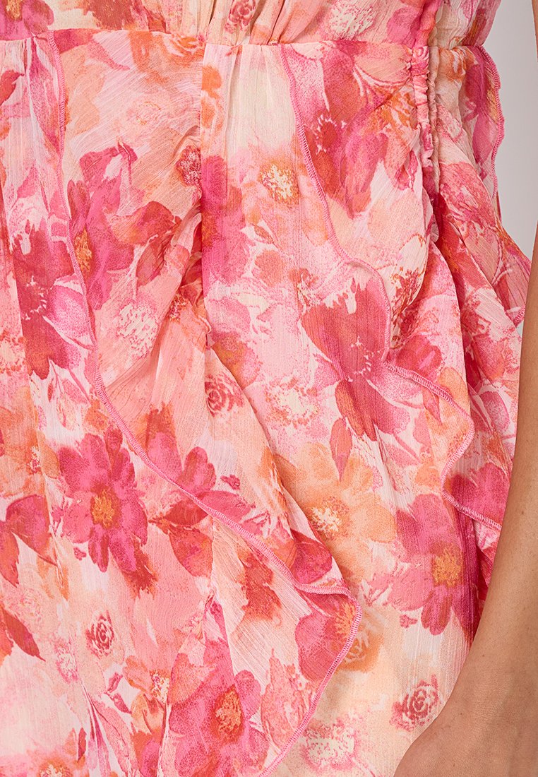 Blumenkleid in pinken und pfirsichfarbenen Nuancen. Leichter, strukturiertes Material mit mehrlagigem Design und Rüschendetails. Verfügt über pinke Nähte.