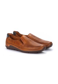 Bruine leren instap schoenen met een geperforeerd ontwerp voor ventilatie, contrasterende donkere hakaccenten en textuurstiksel langs de randen.