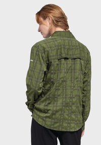 Grün kariertes Langarmhemd mit Button-Down-Kragen, ausgestattet mit einem Rückenpasse-Detail und hochgerollten Ärmeln. Der Stoff erscheint glatt und leicht.