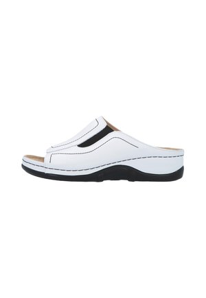Weißer Leder-Slipper mit offenem Zehenbereich, schwarzer Sohle und sichtbarer schwarzer Naht, entworfen für Komfort und lässigen Gebrauch.