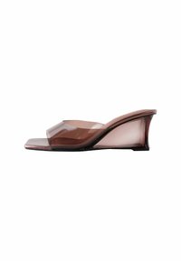 Sandales à talon compensé contemporaines en plastique transparent rose, avec une large sangle avant et un talon courbé pour un meilleur soutien.