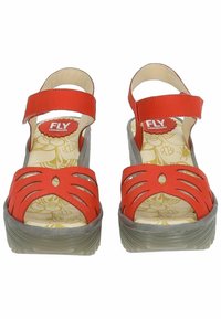 Rode leren sandalen met uitsnijdingen en enkelbandje; grijze platformzool; gemusterde binnenzool. Bevat een rond logo-tag aan de binnenkant.