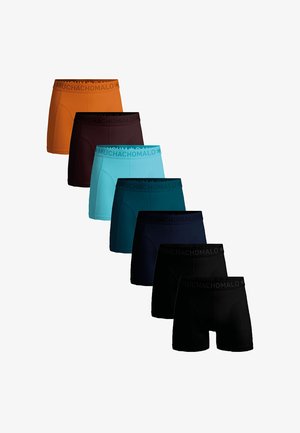 Set van acht paar herenboxershorts in verschillende kleuren: oranje, bruin, lichtblauw, teal, donkergroen, marineblauw en zwart. Elk exemplaar heeft een zwarte tailleband.