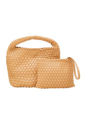 Tkaná hnědá kožená taška s kulatou horní rukojetí a obdélníkovým pouzdrem s zápěstním popruhem. Hladký povrch, lehký design.