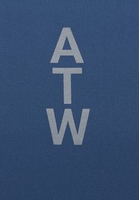 Blått tyg med stora grå bokstäver "A", "T" och "W" staplade vertikalt i mitten.