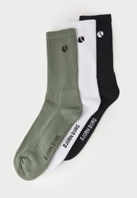 Set von drei Crew-Socken in olivgrün, weiß und schwarz. Gerippte Textur mit Logo-Druck am Bündchen in kontrastierender Farbe.