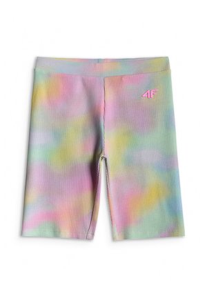 Dziecko ubrane w fioletową bluzę z kapturem i zamkiem błyskawicznym, beżowy krótki top, pastelowe krótkie spodnie rowerowe typu tie-dye, białe skarpetki i białe trampki, stoi z jedną zgiętą nogą.