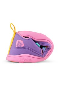 Scarpa per bambini viola e rosa con materiale morbido, design pieghevole, accenti gialli e suola testurizzata con il logo del marchio.